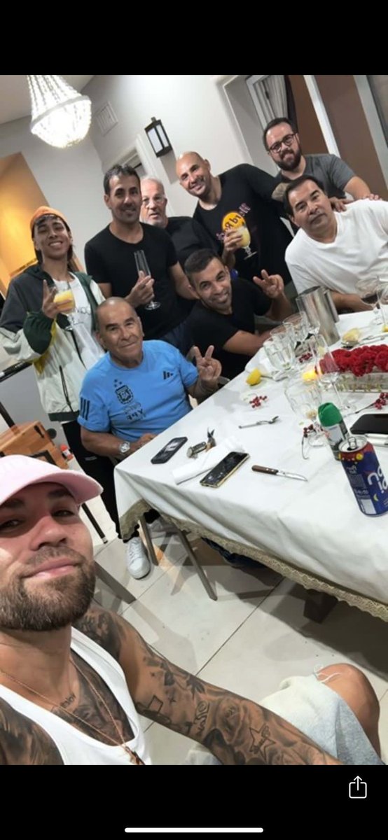 Otamendi numa festa tradicional sul americana , com os produtos da terra 🤣🤣
Telemóveis com neve do peru