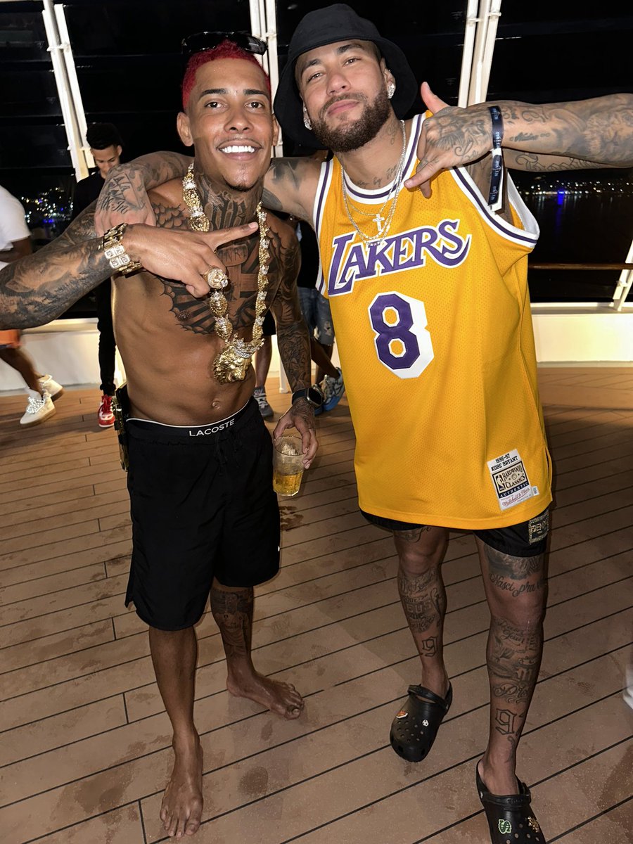 👑👑👑