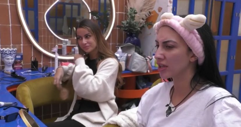 LAREVUELO53's tweet image. #GHVIP27D A VER MAÑANA CON QUE NOS SORPRENDEN EL DEBATE FINAL SE HAN CONVERTIDO EN UNA CAJA DE SORPRESAS JAJAJA ME ENCANTAN!!! CREO QUE ME VOY A IR DORMIR NECESITO RECUPERARME DE MI GRIPE JESSICA BUENO  #JESSINGO27D