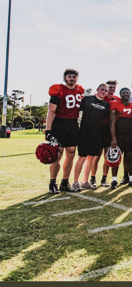 4⭐️ TE, early enrollee Georgia commit Jaden Reddell, is a big freshman. Freshmen ain’t what they used to be. LOOK AT HIS CALVES, TREE TRUNKS! 

Them new DAWGS IS HELL!