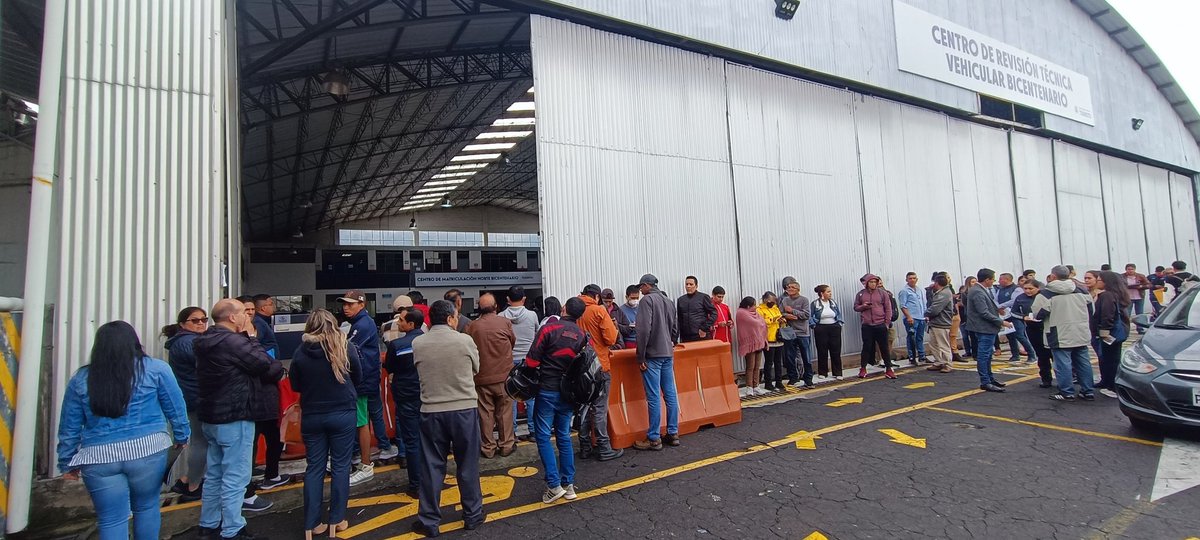 adrian_durn's tweet photo. Hay personas aguantando sol y agua en el Bicentenario y Quitumbe que no pueden realizar su matrícula  por falta de turnos.
 Solo se justifican las instalaciones vacías.

Les quedó grande el puesto??

@pabelml
@AMT_Quito 
@MunicipioQuito https://t.co/CCL3yBYTW6