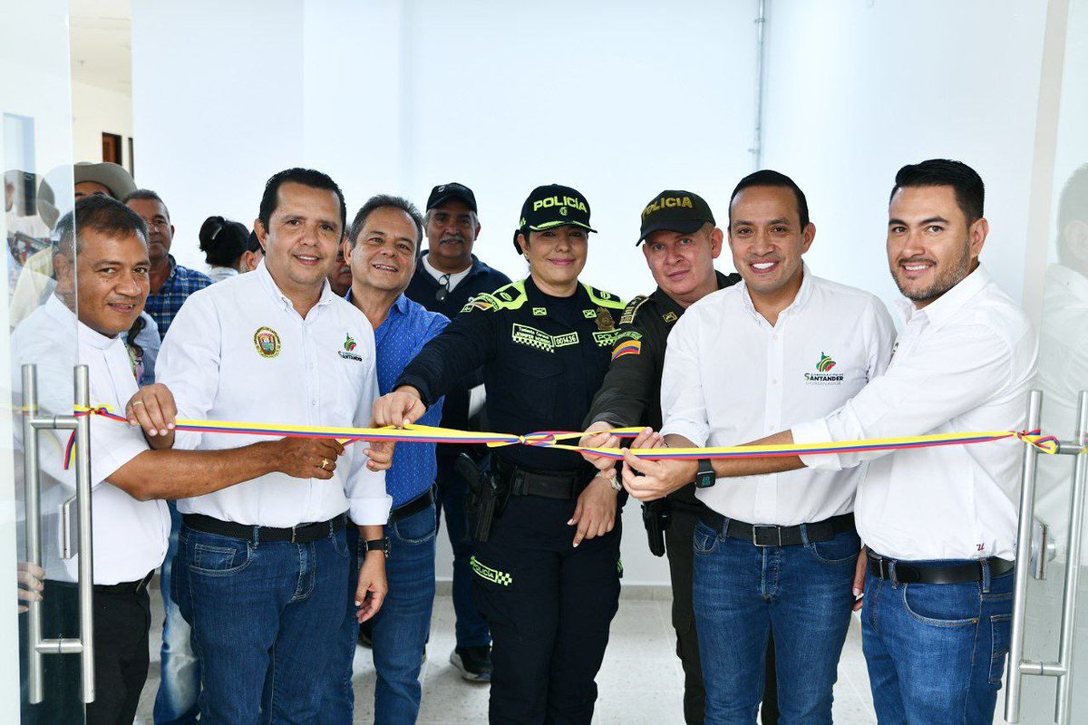 MAguilarHurtado's tweet photo. Les presentamos la nueva estación de Policía en #Oiba, con más de 6 mil millones de pesos ejecutamos esta obra para fortalecer la seguridad en la provincia Comunera. Lo logramos en un trabajo con el @MinInterior y la @AlcaldiaOibaOfi, para que nuestros héroes de la patria puedan continuar sus labores en las mejores instalaciones. ¡Siempre del lado de la institucionalidad, #DiosYPatria! 🇨🇴👏🏻