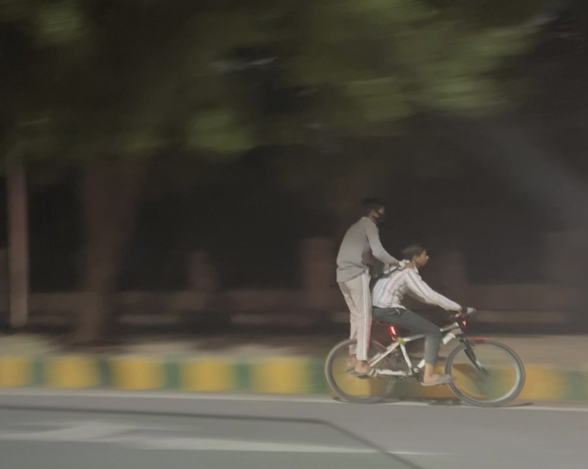 aloktveet's tweet photo. राह-ए-नज़र….

यारी !! 

#streetphotography #photo #friendship #cyclists #cycling https://t.co/kz4jlDiYNo