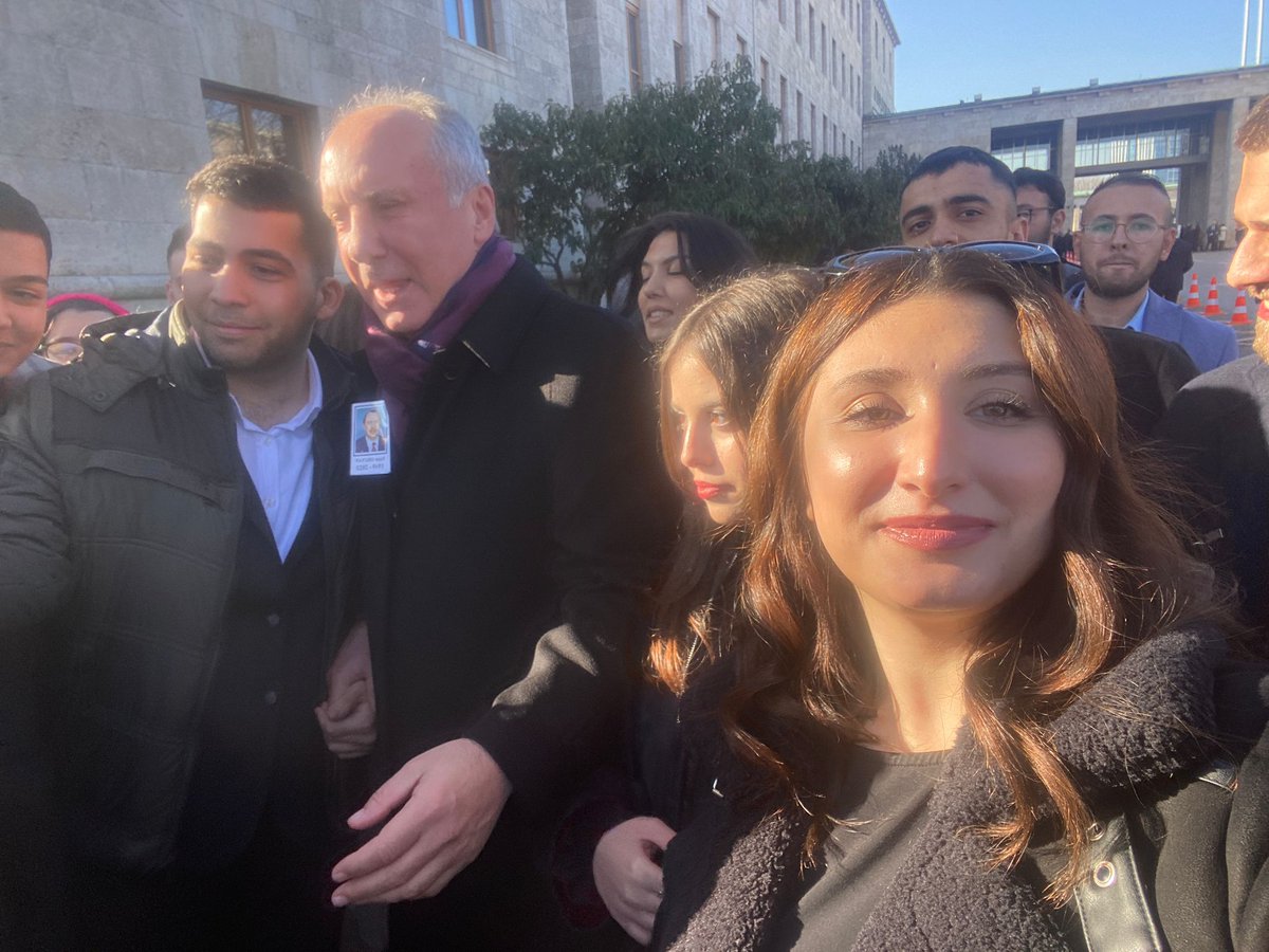 Üniversiteli gençlerden Memleket Partisi Genel Başkanı Muharrem İnce'ye büyük ilgi. Eski Bakan Yaşar Okuyan 'nin TBMM'deki cenaze törenine katılan Muharrem İnce, Mecliste bulunan Akdeniz Üniversitesi öğrencilerinden büyük ilgi gördü. @vekilince @Akdenizun