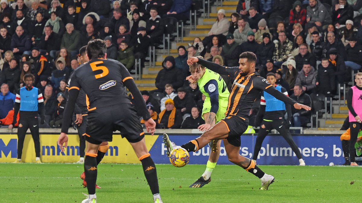Champchatpod24's tweet photo. Hull City lost for the fourth time in their last six Championship outings on Boxing Day, losing 1-0 at home to Sunderland. 😬

They've also kept just one clean sheet in their last eight matches. 😕

Are you, if at all, concerned by this mini wobble, Tigers fans? 🤔

#CCP | #HCAFC https://t.co/VgnP1ZXp2K