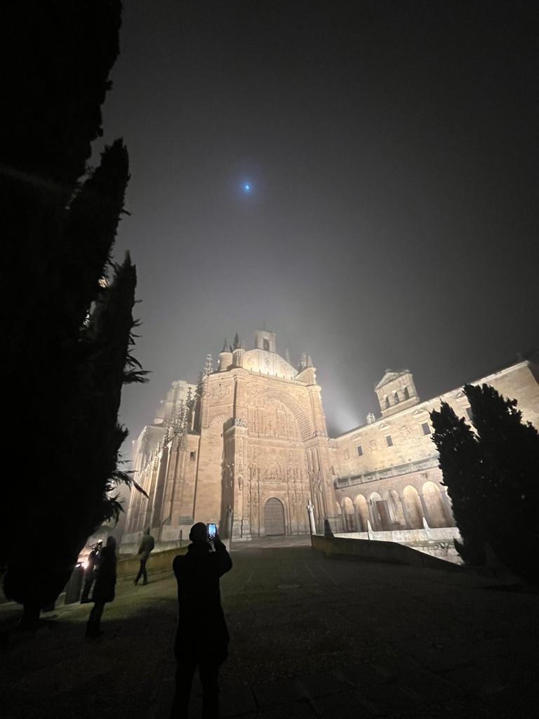 teretesanchez68's tweet photo. #Salamanca con niebla y la #Luna en uno de los monumentos que tiene la fachada más espectacular de mi ciudad 
#ConventoDeSanEsteban 😍

La 📷 me la manda mi querida amiga @auxicharra, como en estas fiestas no podré estar ahí y asi me recuerda lo bonita que es Salamanca 🥰❤️ https://t.co/Ftpkx4k2CX