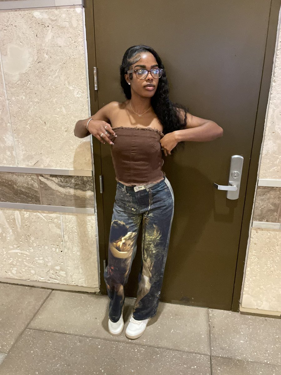 jdadolll's tweet photo. i’m sexy so she nervous ⭐️ https://t.co/oh0XRewYzp