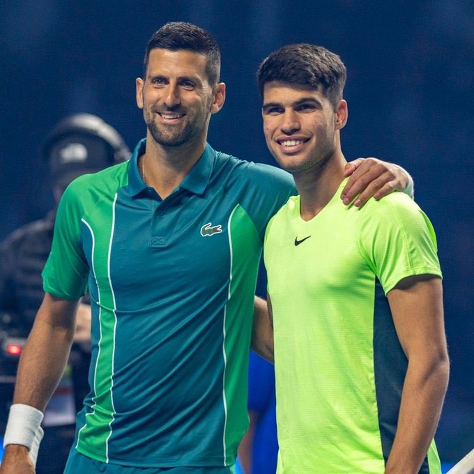 quierotv_gdl's tweet photo. 🎾 Carlos Alcaraz venció 4-6, 6-4, 6-4 a Novak Djokovic en la exhibición de la #TennisCup en Arabia Saudita.
📸: @UniversTennis https://t.co/pKKTNsfkDf