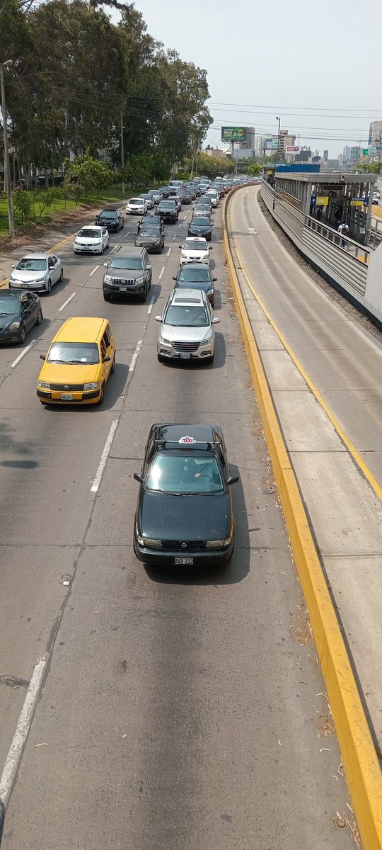 AleM2287's tweet photo. Tráfico tradicional del motorizado en sentido de norte a sur en vía expresa zanjón. Usen #transportepublico y dejen el auto para los que aman demorarse en el Tráfico que ellos solos causan https://t.co/13ADFw0K5i