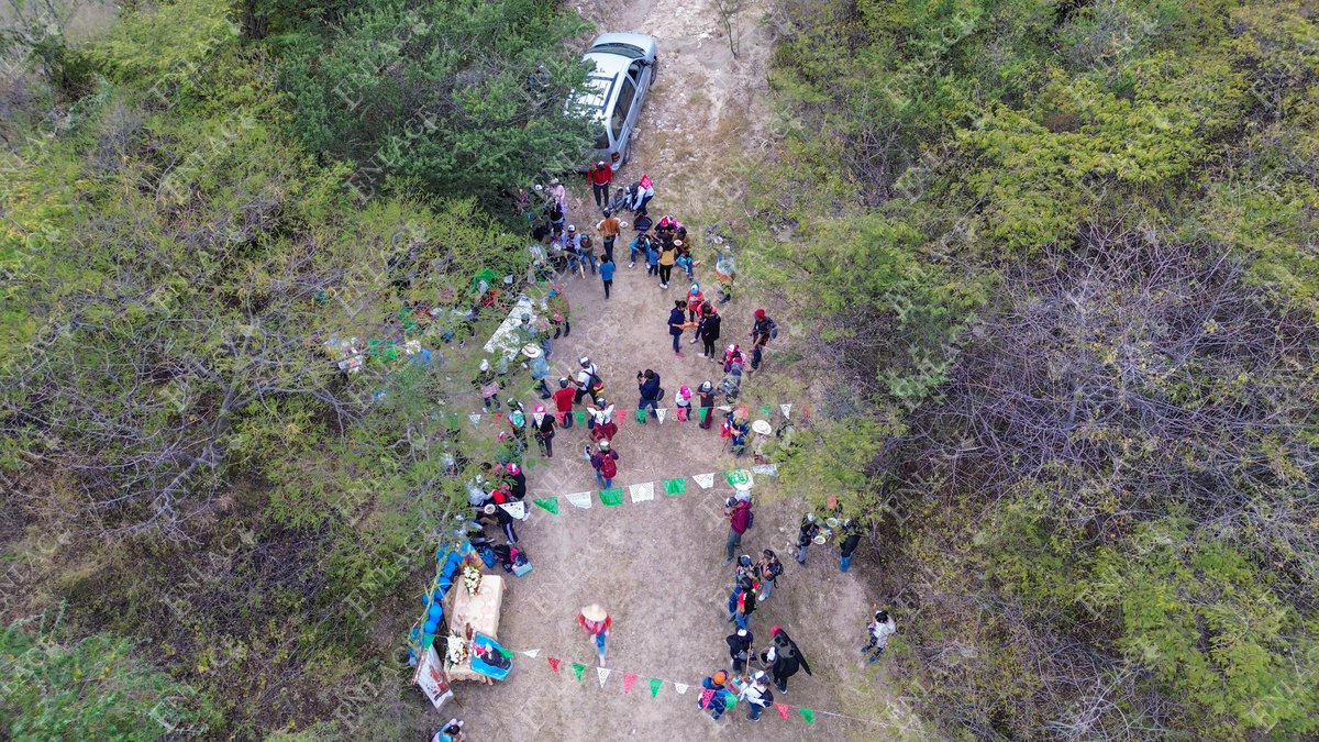 EnlaceNoticias1's tweet photo. #Galeria 📽️Así fue el recibimiento de peregrinos provenientes de #Cayehuacan, Morelos a #Calmeca por fiesta patronal de San Juan Apóstol y Evangelista https://t.co/LvGZ7G7fjI