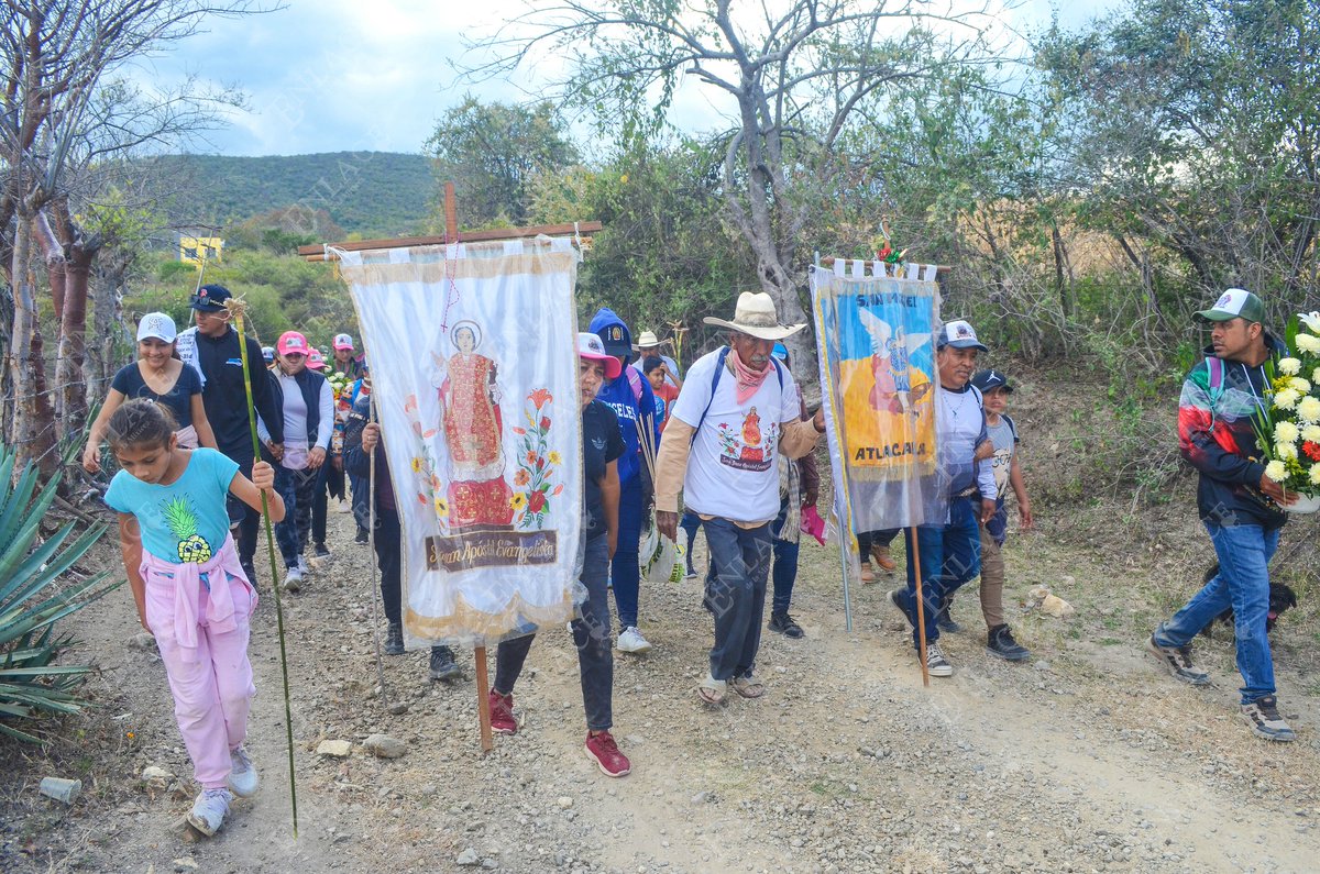EnlaceNoticias1's tweet photo. #Galeria 📽️Así fue el recibimiento de peregrinos provenientes de #Cayehuacan, Morelos a #Calmeca por fiesta patronal de San Juan Apóstol y Evangelista https://t.co/LvGZ7G7fjI