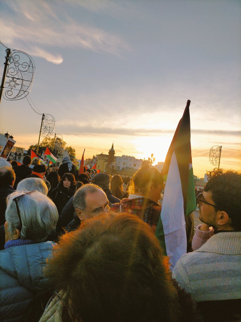 Triana vibes today ✊♥️🇵🇸
#FreePalestine #andaluciaconpalestina
<a href="/CoordinadoraAcP/">Andalucía con Palestina</a> <a href="/plataforma_con/">Plataforma de Solidaridad con Palestina de Sevilla</a>