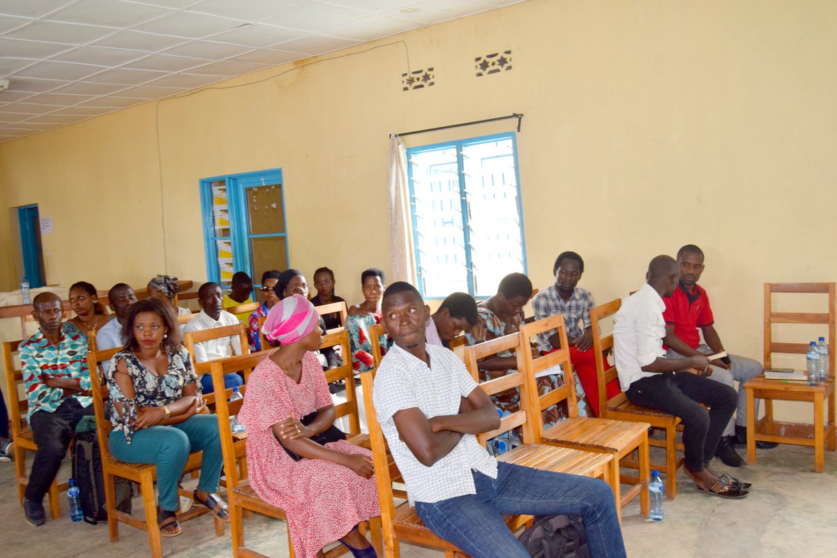 MinTFPSS_bdi's tweet photo. #Burundi:Le @MFPTE_bdi via #OBEM organise une de session de renforcement des capacités en faveur des chercheurs d'emploi résident en commune de bubanza et Gihanga à travers le métier de coiffure à Bubanza https://t.co/NUi5NyIuut
