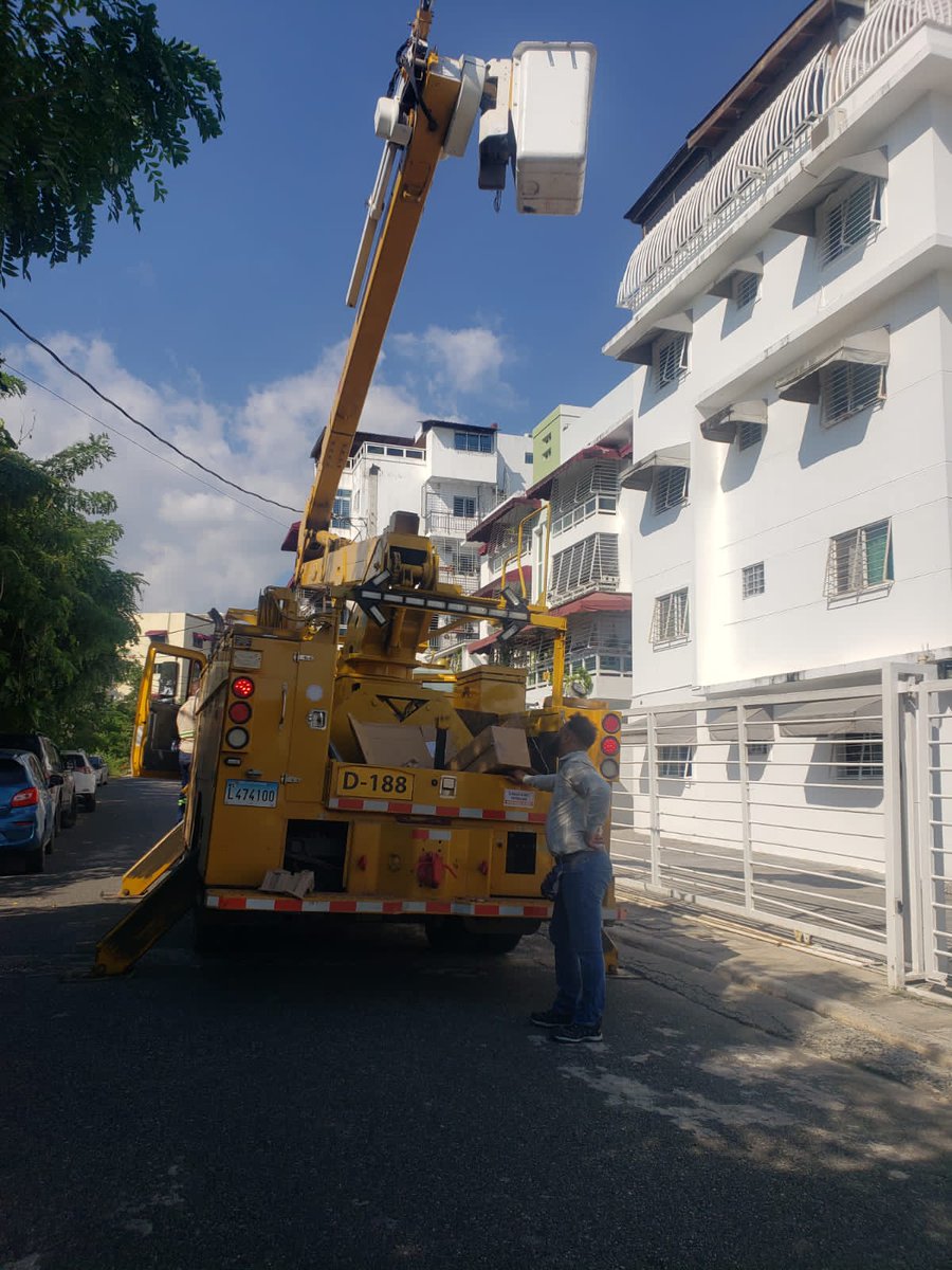JuntaColinasR's tweet photo. La@JuntaColinasR agradece a @EdesurRD @MiltonMorrison  por colaborarnos con la iluminación de nuestro sector...... https://t.co/8v0hFTcR2X