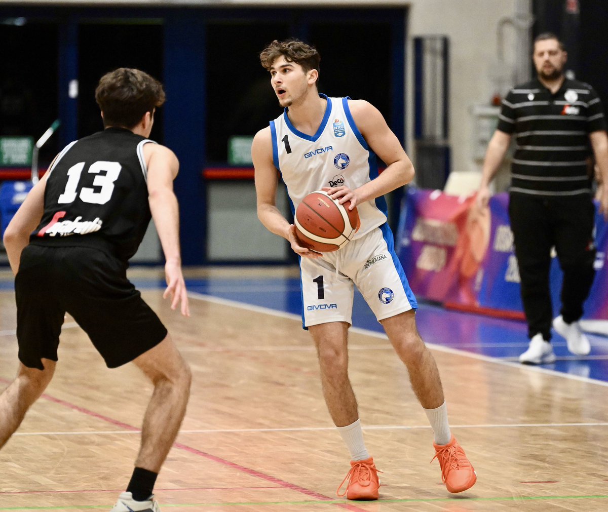 basket_napoli's tweet image. 𝗔𝗡𝗖𝗢𝗥𝗔 𝗨𝗡𝗔 𝗩𝗜𝗧𝗧𝗢𝗥𝗜𝗔 𝗜𝗡 𝗡𝗘𝗫𝗧 𝗚𝗘𝗡 𝗣𝗘𝗥 𝗟𝗔 𝗚𝗘𝗡𝗘𝗥𝗔𝗭𝗜𝗢𝗡𝗘 𝗩𝗜𝗡𝗖𝗘𝗡𝗧𝗘 𝗡𝗔𝗣𝗢𝗟𝗜 𝗕𝗔𝗦𝗞𝗘𝗧, 𝗦𝗖𝗢𝗡𝗙𝗜𝗧𝗧𝗔 𝗟𝗔 𝗩𝗜𝗥𝗧𝗨𝗦 𝗕𝗢𝗟𝗢𝗚𝗡𝗔 𝟴𝟱-𝟳𝟳 🏀

🔗 Scopri di più:
napolibasket.it/ancora-una-vit…

#NapoliBasket | #NextGenCup 💙