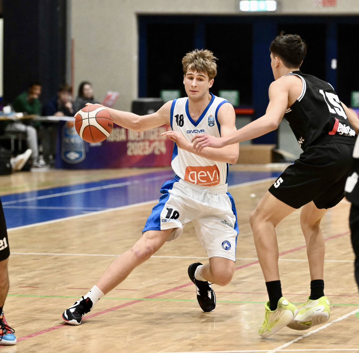 basket_napoli's tweet image. 𝗔𝗡𝗖𝗢𝗥𝗔 𝗨𝗡𝗔 𝗩𝗜𝗧𝗧𝗢𝗥𝗜𝗔 𝗜𝗡 𝗡𝗘𝗫𝗧 𝗚𝗘𝗡 𝗣𝗘𝗥 𝗟𝗔 𝗚𝗘𝗡𝗘𝗥𝗔𝗭𝗜𝗢𝗡𝗘 𝗩𝗜𝗡𝗖𝗘𝗡𝗧𝗘 𝗡𝗔𝗣𝗢𝗟𝗜 𝗕𝗔𝗦𝗞𝗘𝗧, 𝗦𝗖𝗢𝗡𝗙𝗜𝗧𝗧𝗔 𝗟𝗔 𝗩𝗜𝗥𝗧𝗨𝗦 𝗕𝗢𝗟𝗢𝗚𝗡𝗔 𝟴𝟱-𝟳𝟳 🏀

🔗 Scopri di più:
napolibasket.it/ancora-una-vit…

#NapoliBasket | #NextGenCup 💙