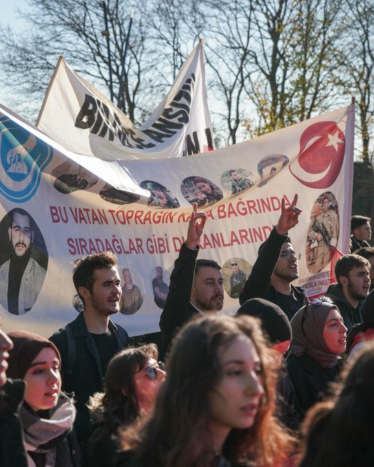 Suçlu Can Atalay için oturma eylemi yapan CHP ❌

Şehitlerimiz için haykıran Ülkü Ocakları ✅

#CanAtalayaÖzgürlük diyenlere acıyorum!