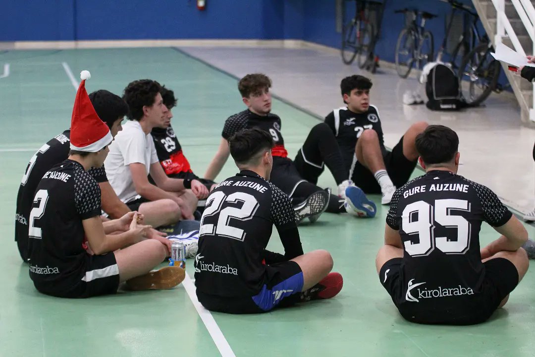 BalonmanoGure's tweet photo. Los juveniles disfrutando de una ginkana navideña https://t.co/JKIosqDKxQ
