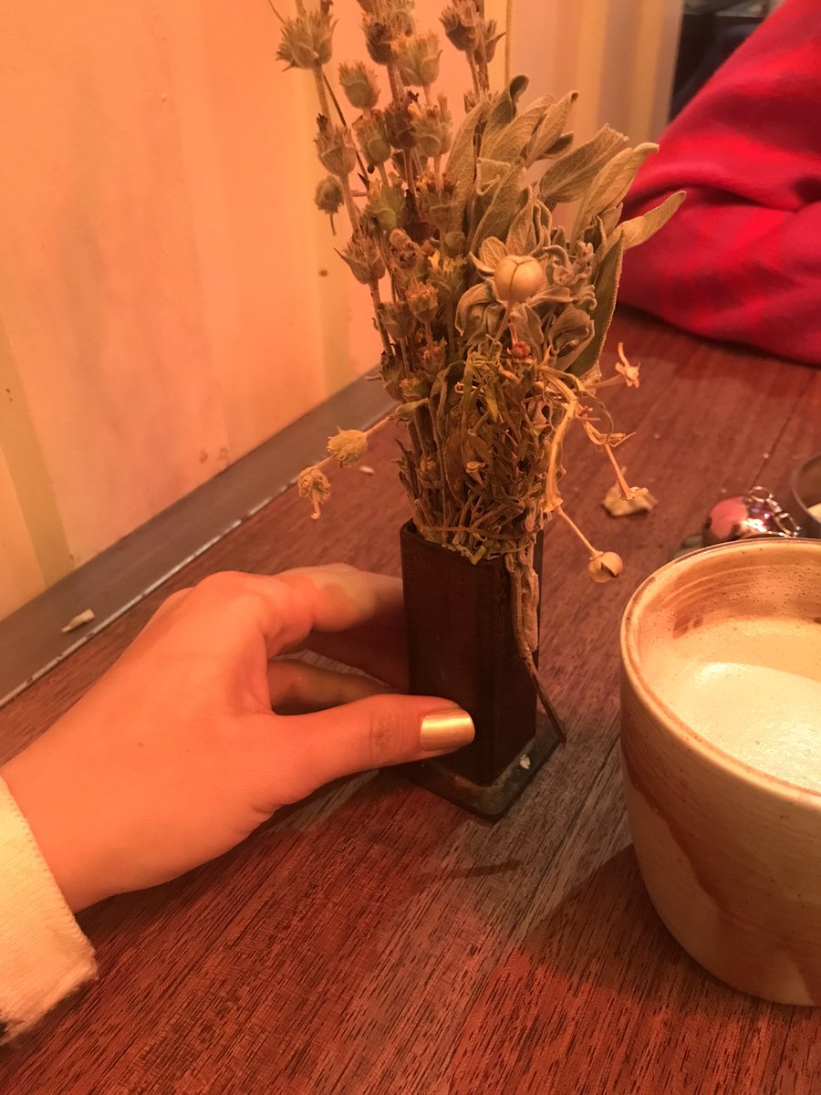 Masaya ada çayı koymak çok hoş değil mi💫