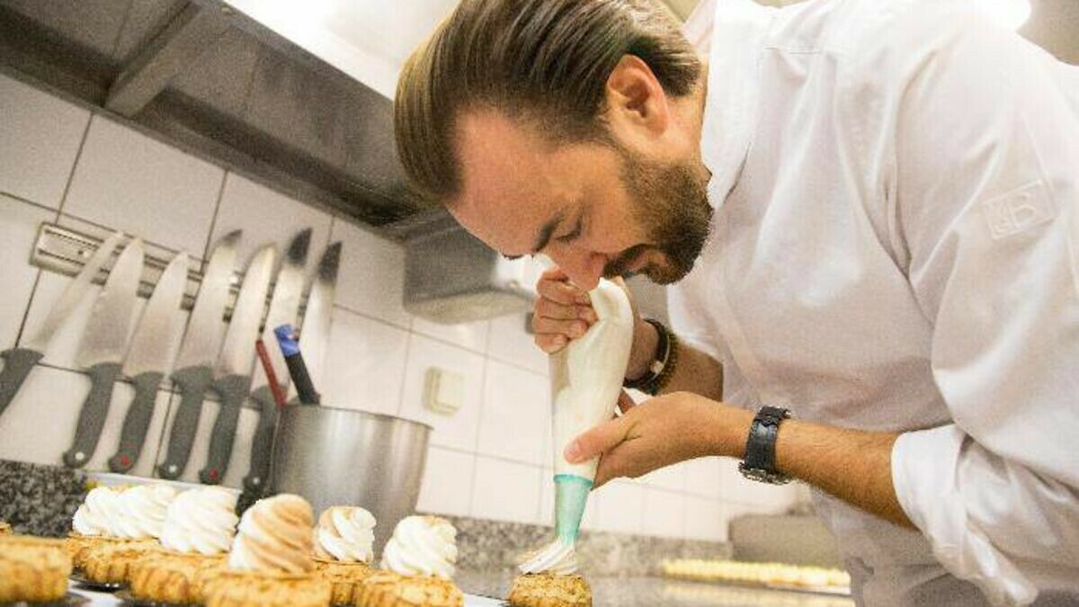 le_Parisien's tweet photo. Cyril Lignac victime d’un cambriolage dans la nuit de mardi à ce mercredi, deux cambrioleurs présumés interpellés
➡️ https://t.co/CbGy1CpEbK https://t.co/zbaLgOKLld
