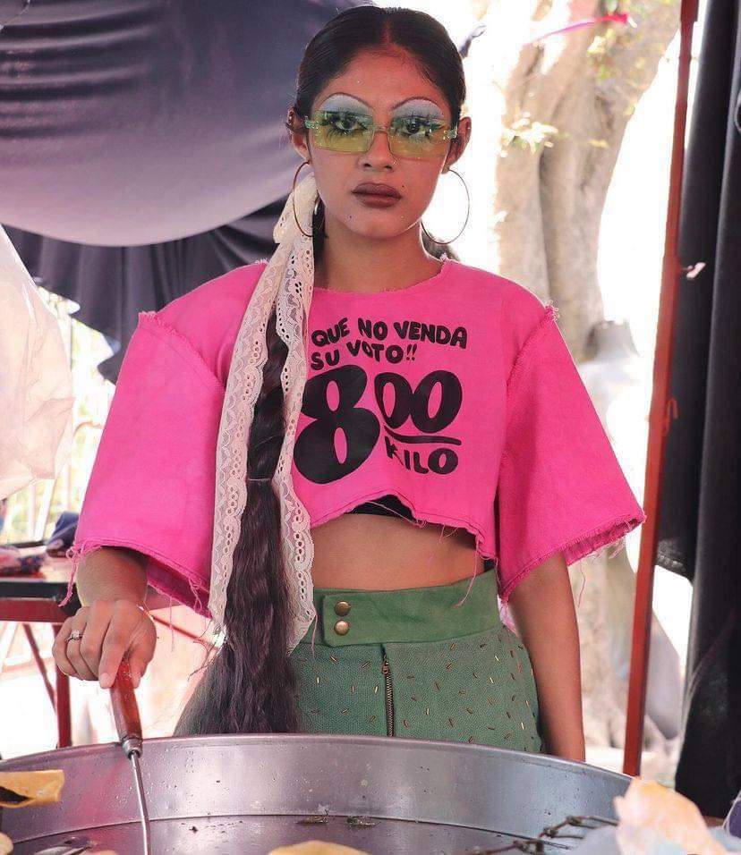 CurulPuebla's tweet photo. 🍉🥑👕👚|| La diseñadora Teresita Mejía presentó su última colección, “#Marchanta”, inspirada en los tianguis mexicanos, en las prendas vienen estampados letreros que vemos en el mercado con frases chuscas y precios¿Te gusta? ¿La usarías? "Si no compra ... #loviral #CurulPuebla https://t.co/AO5sCcQcbT