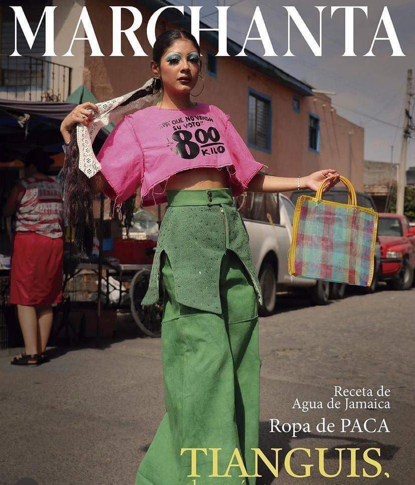 CurulPuebla's tweet photo. 🍉🥑👕👚|| La diseñadora Teresita Mejía presentó su última colección, “#Marchanta”, inspirada en los tianguis mexicanos, en las prendas vienen estampados letreros que vemos en el mercado con frases chuscas y precios¿Te gusta? ¿La usarías? "Si no compra ... #loviral #CurulPuebla https://t.co/AO5sCcQcbT