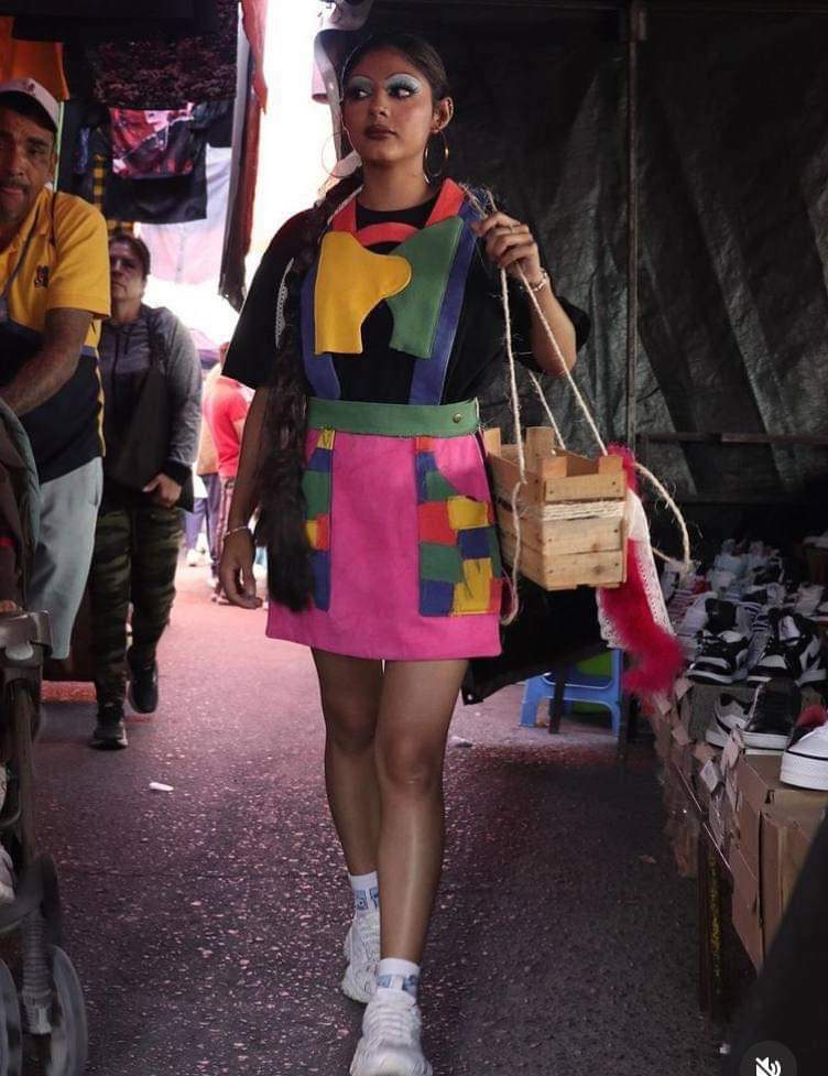 CurulPuebla's tweet photo. 🍉🥑👕👚|| La diseñadora Teresita Mejía presentó su última colección, “#Marchanta”, inspirada en los tianguis mexicanos, en las prendas vienen estampados letreros que vemos en el mercado con frases chuscas y precios¿Te gusta? ¿La usarías? "Si no compra ... #loviral #CurulPuebla https://t.co/AO5sCcQcbT