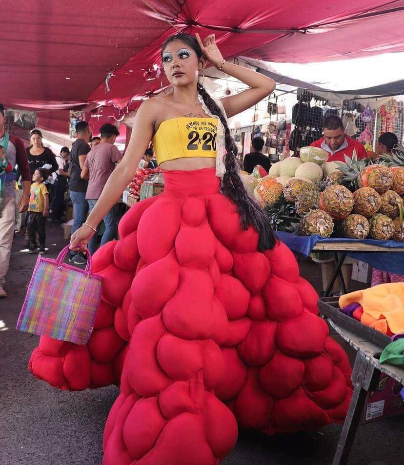 CurulPuebla's tweet photo. 🍉🥑👕👚|| La diseñadora Teresita Mejía presentó su última colección, “#Marchanta”, inspirada en los tianguis mexicanos, en las prendas vienen estampados letreros que vemos en el mercado con frases chuscas y precios¿Te gusta? ¿La usarías? "Si no compra ... #loviral #CurulPuebla https://t.co/AO5sCcQcbT