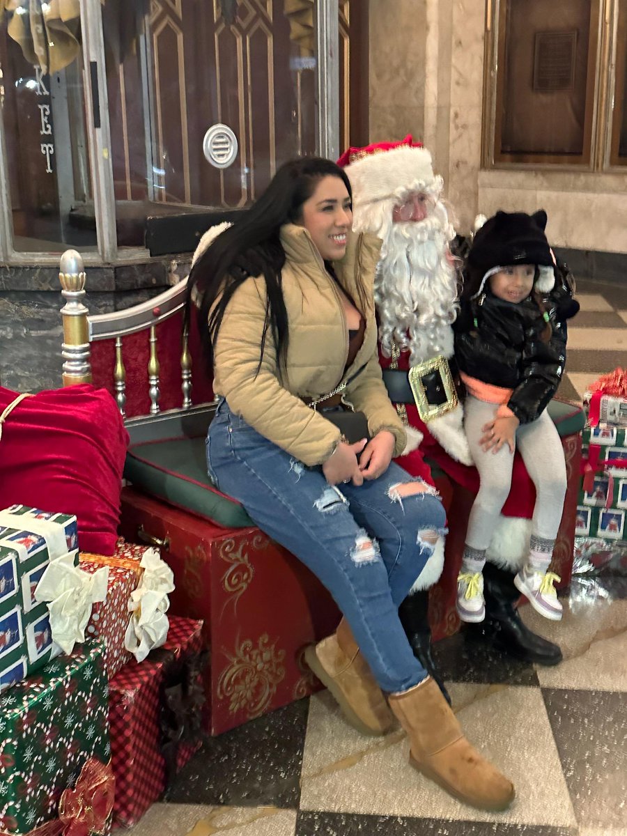 SPIFFest's tweet image. Thank you, Santa, for stopping by and making this such a special and magical night. We appreciate you so much and are always glad to have you! #ThankYouSanta #spiffest #happyholidays