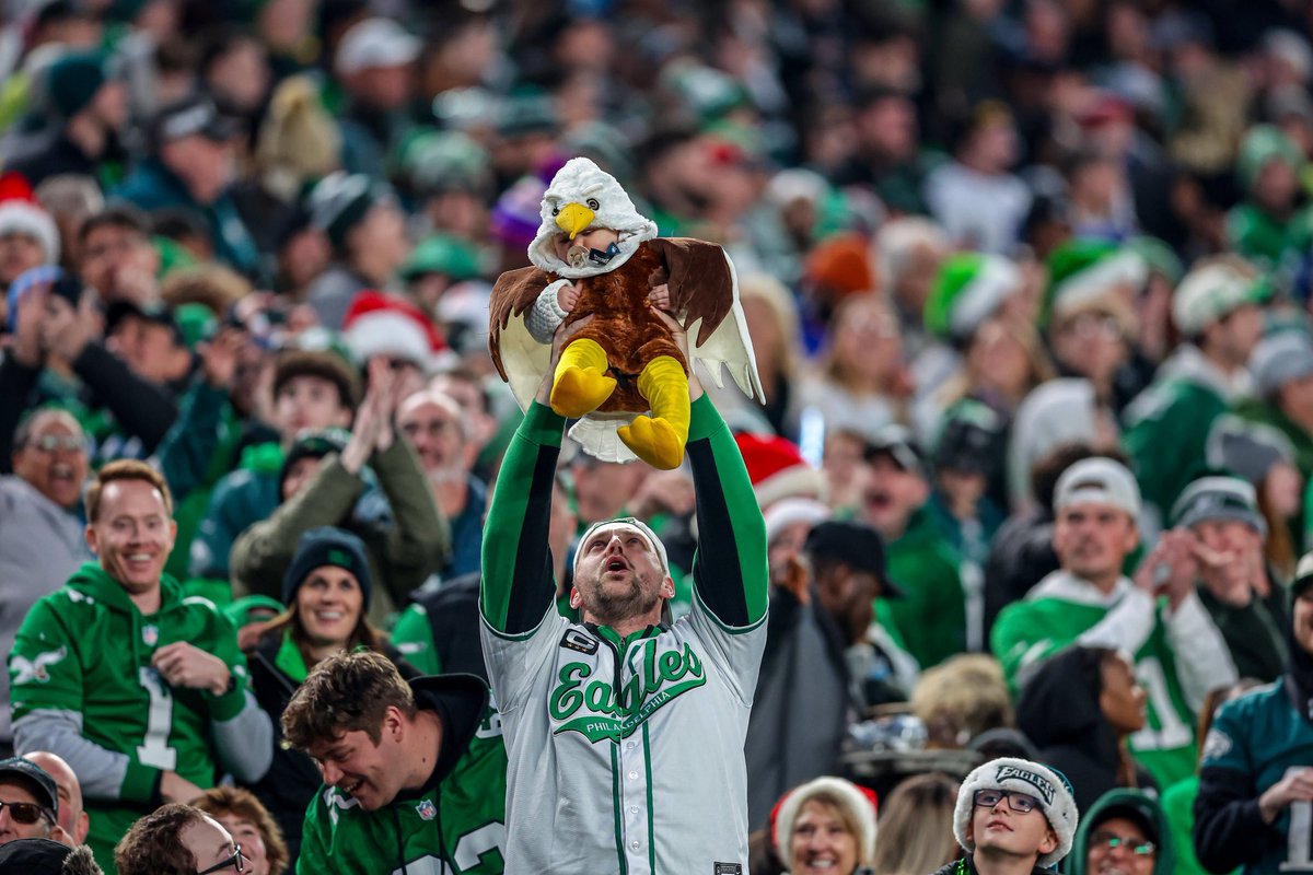 Brookie425's tweet photo. The little baby Eagle costume is so cute. 🥹 https://t.co/YB3f58bJy0