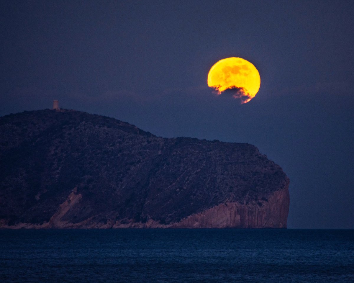crisalmar11's tweet photo. #Fullmoon #lunafria de diciembre. Última luna llena. #Capdor #Alicante 

@valencia_WX #CV @esa_es #CielosESA @WMO @AEMET_CValencia @MeteoredES @oratgenet @Tiempo_Valencia @apuntoratge https://t.co/LOKt2PxaCE