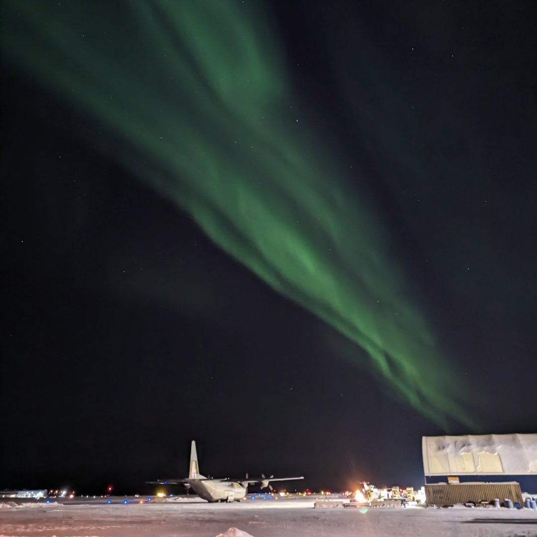 LyndenInc's tweet image. One of our Hercules aircraft was photographed recently at the Yellowknife airport with beautiful auroras overhead. Thank you, Graham, for sending this in!

#Hercules #Herc #HerculesAircraft #transportation #logistics #shipping #Lynden #Yellowknife #LyndenAirCargo #L382 #C130