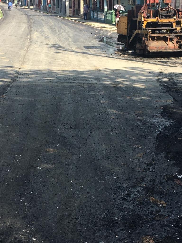Se trabaja en el mejoramiento de una de las principales calles del municipio conocida como la "Carreterita de la Refinería" en #Cabaiguán #SanctiSpíritusEnMarcha <a href="/DiazCanelB/">Miguel Díaz-Canel Bermúdez</a> <a href="/DrRobertoMOjeda/">Dr. Roberto Morales Ojeda</a> <a href="/DeivyPrezMartn1/">Deivy Pérez Martín</a> @AlexisLor