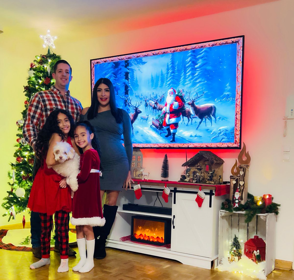 LunaSheryl_'s tweet photo. The magic of Christmas 🎄isn’t just in the presents we receive , but the presence of a happy family.

Thank you for being my greatest gifts 🎁

#family #love https://t.co/9ZdGdCAEdw