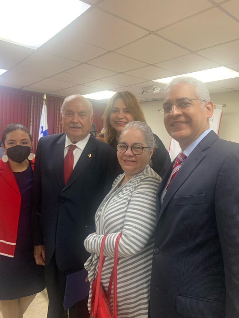 La Asociación Panameña de Derecho Constitucional (APADEC) hizo entrega de un reconocimiento al Dr. Miguel Antonio Bernal Villalaz en homenaje por sus 50 años de docente universitario.