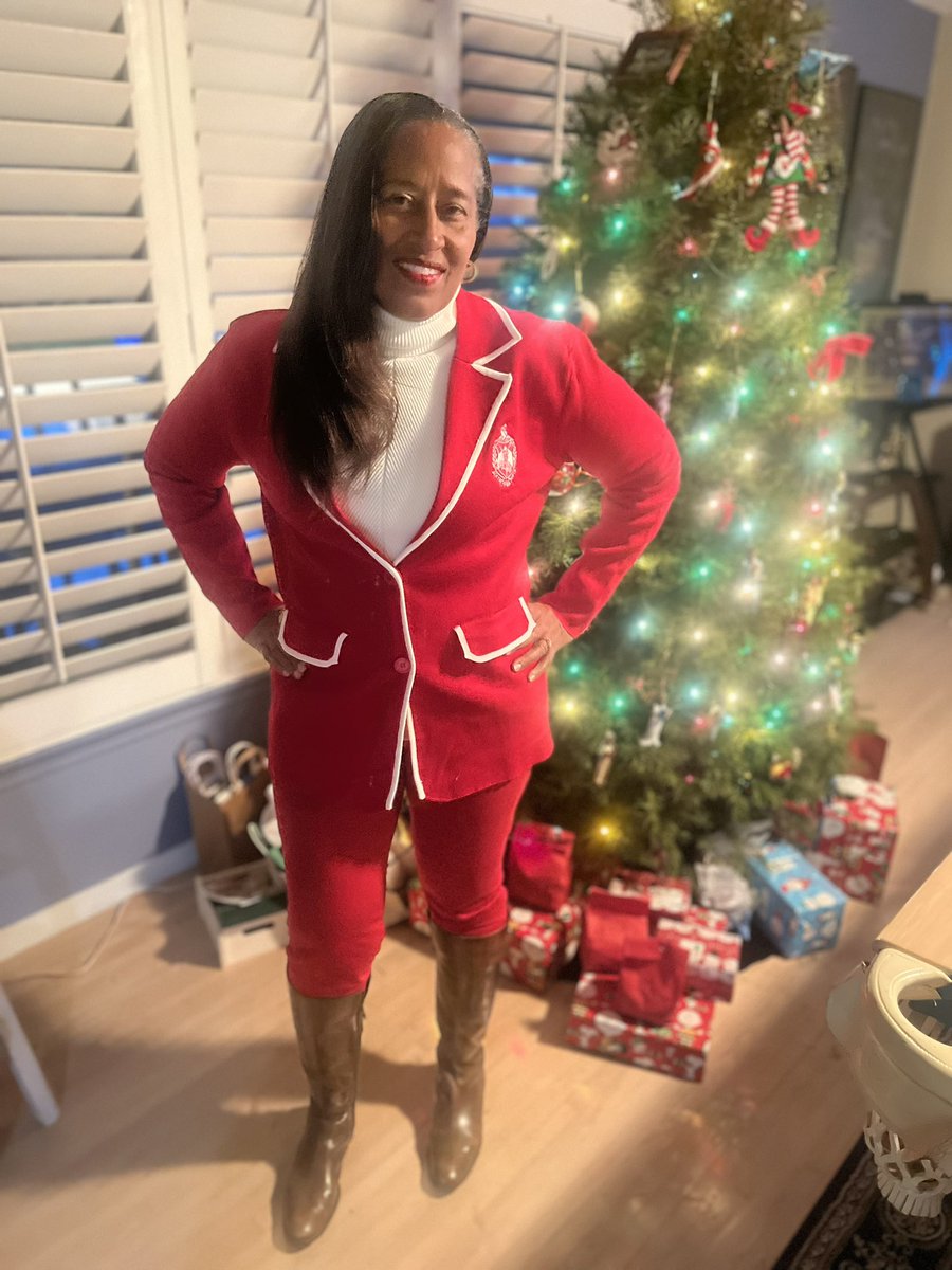 Geesmom2's tweet image. Deck the halls with the December Delta Box:  Standing On Business. 2024 ΔΣΘ Planner, Red &amp;amp; White Delta Shield Knit Blazer, “Lead To Win: How To Be A Powerful, Impactful, Influential Leader In Any Environment by Soror Carla A. Harris
Delta Sigma Theta Sorority, Inc #deltabox #dst