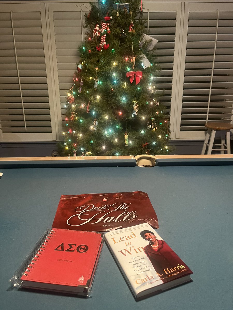 Geesmom2's tweet image. Deck the halls with the December Delta Box:  Standing On Business. 2024 ΔΣΘ Planner, Red &amp;amp; White Delta Shield Knit Blazer, “Lead To Win: How To Be A Powerful, Impactful, Influential Leader In Any Environment by Soror Carla A. Harris
Delta Sigma Theta Sorority, Inc #deltabox #dst