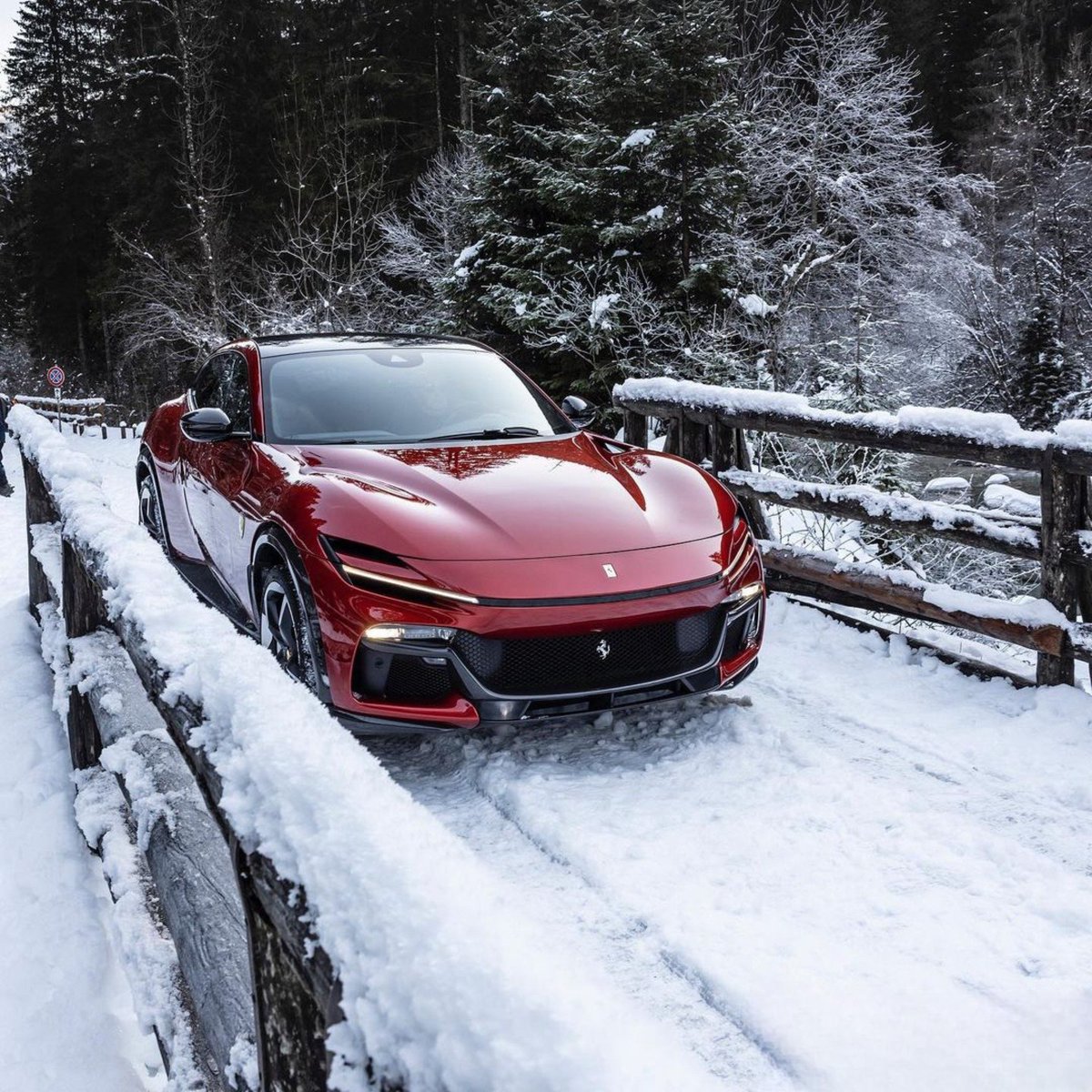 Experiencing nature's Winter Wonderland in the #FerrariPurosangue ❄️ 

Where would you take the Purosangue? 

#Ferrari #GraypaulNottinghamFerrari