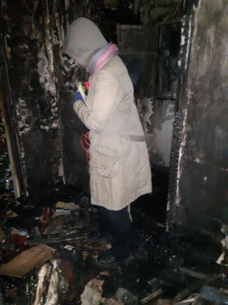 Sayravem's tweet image. Ще два дні тому у мене було інше життя. Тепер я приходжу на своє згарище збирати речі, які пахнуть попелом і смертю. Від мене пахне попелом, знаєте, аж настільки, що мені постійно про це нагадують оточуючі.
Зараз 21:12.
В цей час вчора мої хлопчики ще були живі.