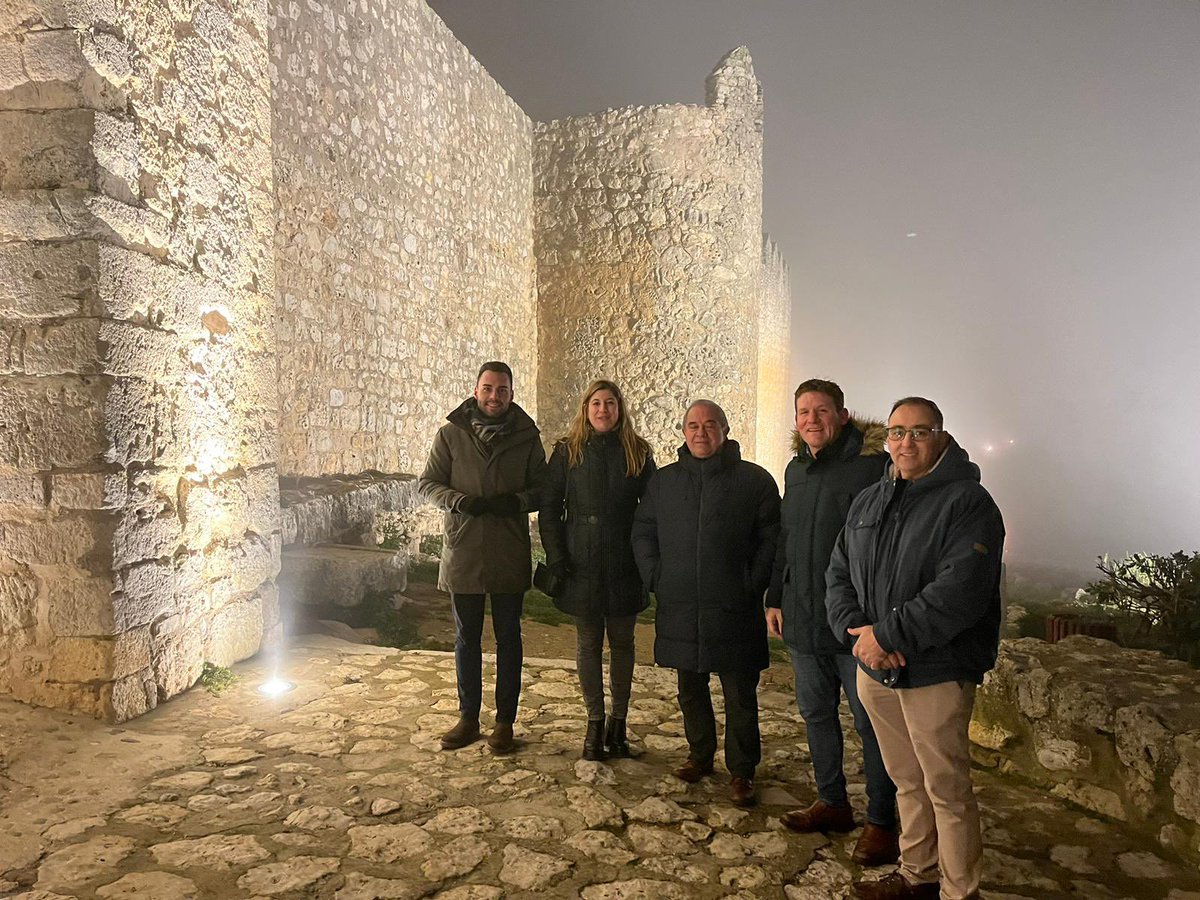 Dip_Va's tweet photo. La muralla de Urueña estrena iluminación.

➡️ El diputado @robertomigallon acompaña al alcalde, Francisco Rodríguez, participan en la inauguración de las luminarias. 

Urueña, una de los @LosPueblosmbe. https://t.co/RRjbPsKyoG