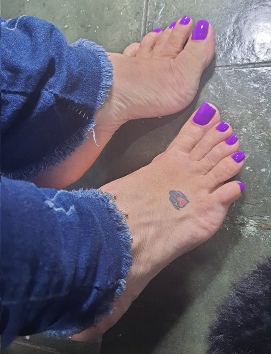 buaksamlik's tweet photo. #highheelslover #rednails #redtoes #suckmyfeet #opentoeshoes #shoeporn #shoelovers #frenchnails #fuckmeheels #sandals https://t.co/Yp1TivLVtx