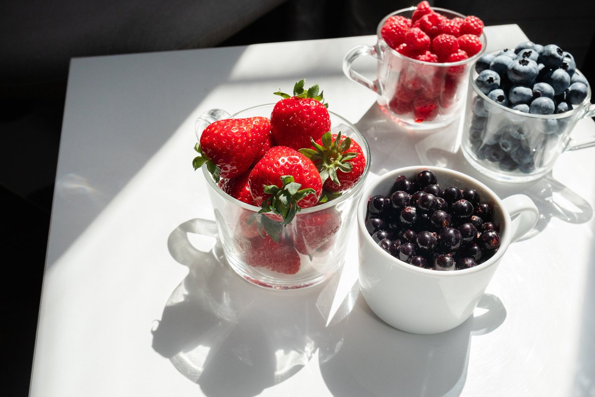 SuperFruitsPL's tweet photo. Czterech króli! Oto jagodowe, które permanentnie zyskują nowych konsumentów: #borówki #maliny #truskawki i #aronia 🖤wszystkie zanotowały wysoki wzrostu konsumpcji jesienią 👉 40% w 3 lata https://t.co/05pBEM5NUc #Kantar #FunduszePromocji #PolskieSuperowoce #PolishSuperFruits https://t.co/vnybY3Uk8L
