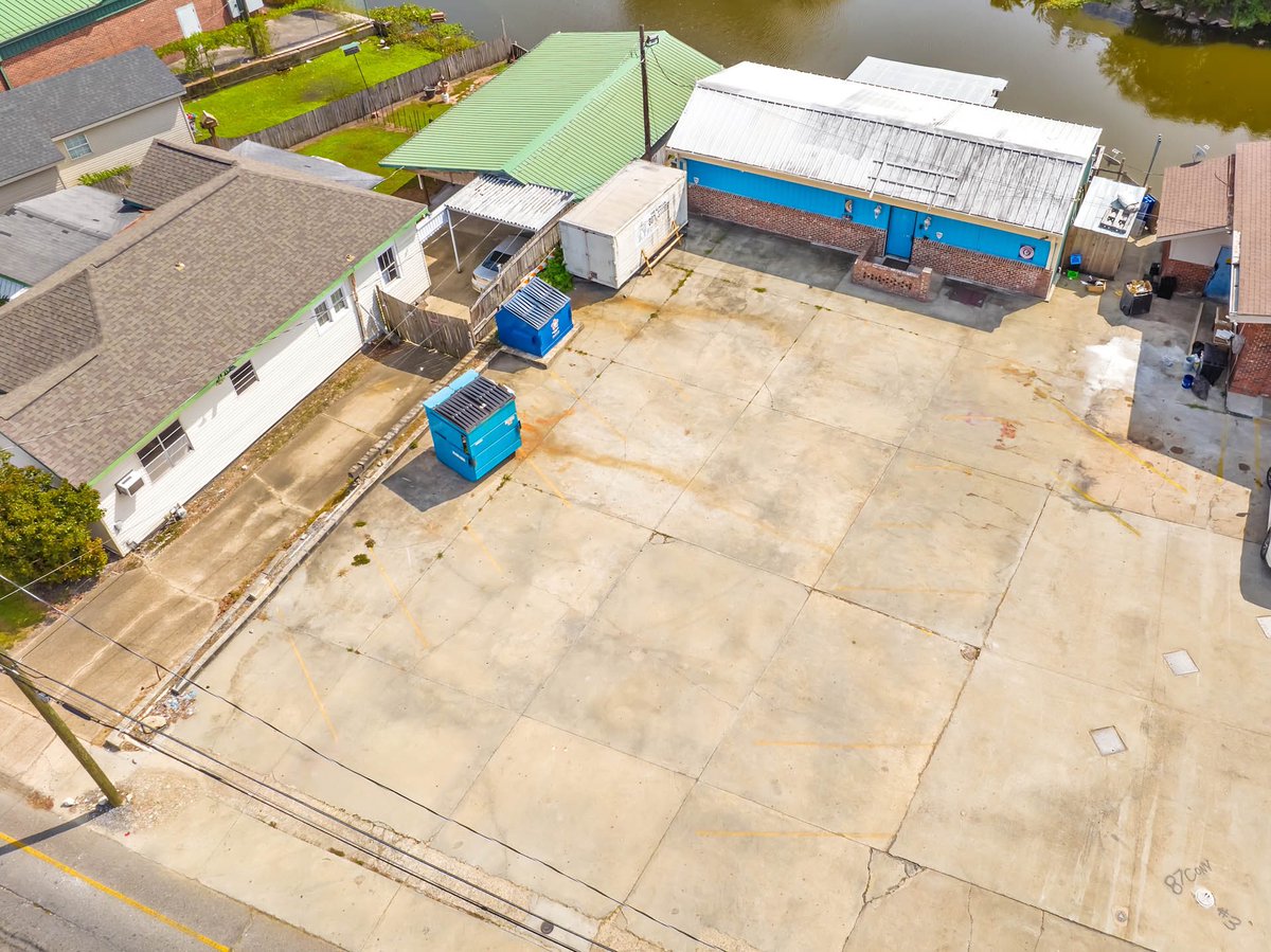 listwithlexii's tweet photo. 📍8008 Park Avenue Houma, LA 70360

👉🏻 Uncover the PERFECT blend of commerce and waterfront serenity in this downtown gem!
FOR SALE asking $159,900
#InvestmentOpportunity 

Lexi Neil, REALTOR
985.226.8086
Brokered by Wendy Thibodeaux 
985.209.1008 
Licensed in LA by LREC https://t.co/frBd4Td73Q