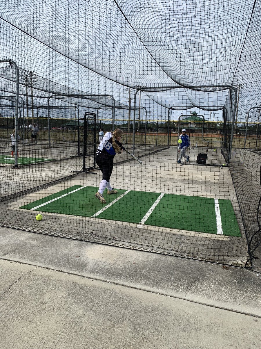 MagicPlatinumSB's tweet photo. We have arrived!! 🌴🥎 
One last workout before pool play begins tomorrow! 
📍Frank Brown Park
@GameDayUSASB #softballfest https://t.co/oTUxCxDMSg