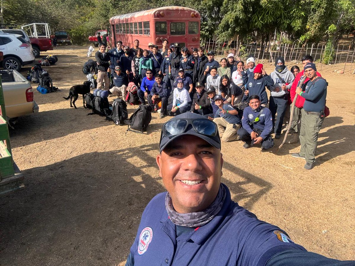 Comandantecsl's tweet photo. Grupos juveniles de #BomberosCSL se encuentran haciendo su campamento anual en La Sierra De La Laguna. 25 años de tradición con excelentes resultados. https://t.co/cFlkCaQcks