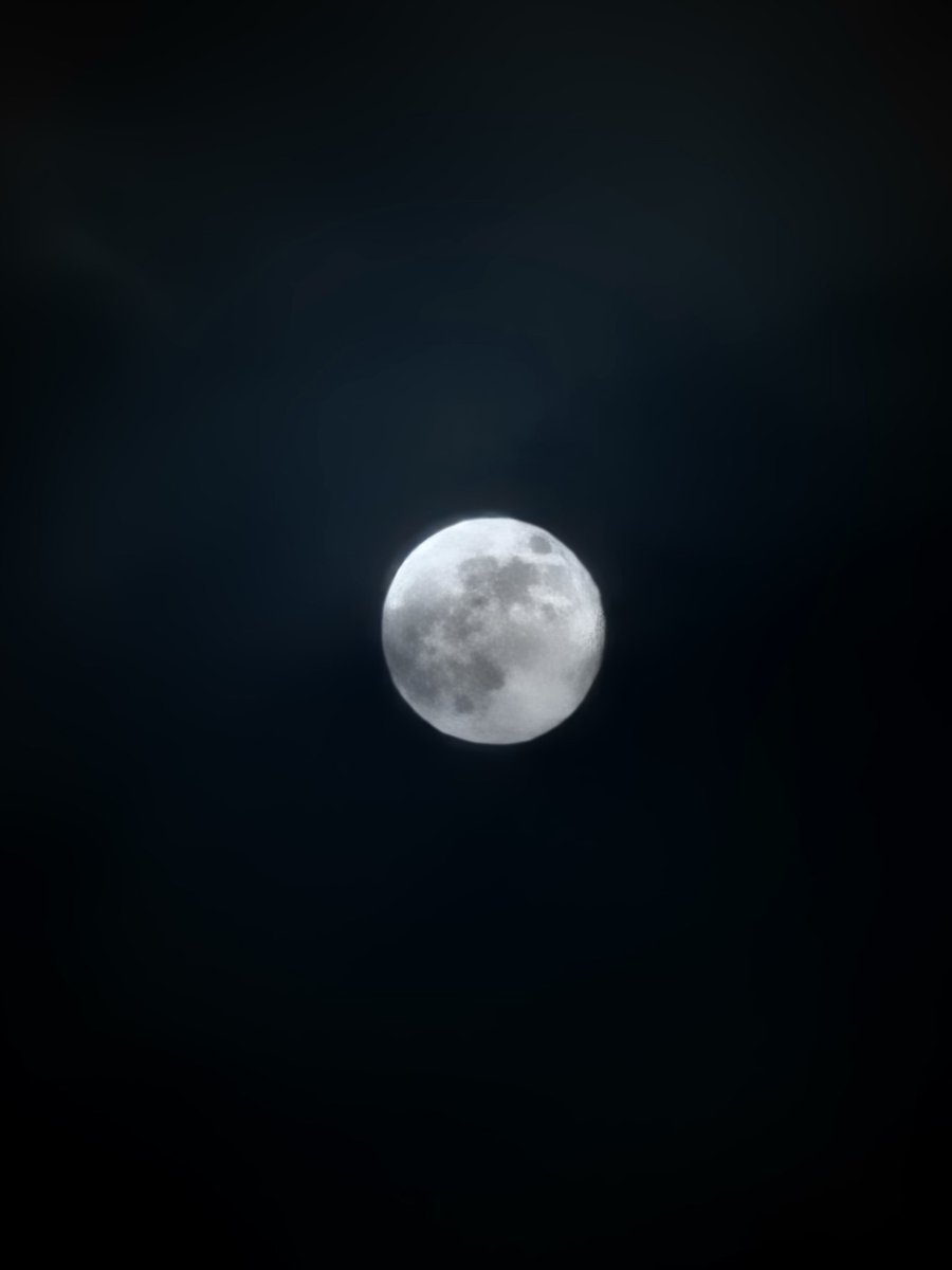 sizzlingshrimp's tweet photo. Random pics from #SamsungFold4.
Pitch black
Handheld
Full auto
No edits
I would not say these are the best of photos, but still something that could not have been achieved only a couple of years back by a phone. The moon picture is nice for sharing. I don't even mind the "AI" https://t.co/9ZEuJSHO8a