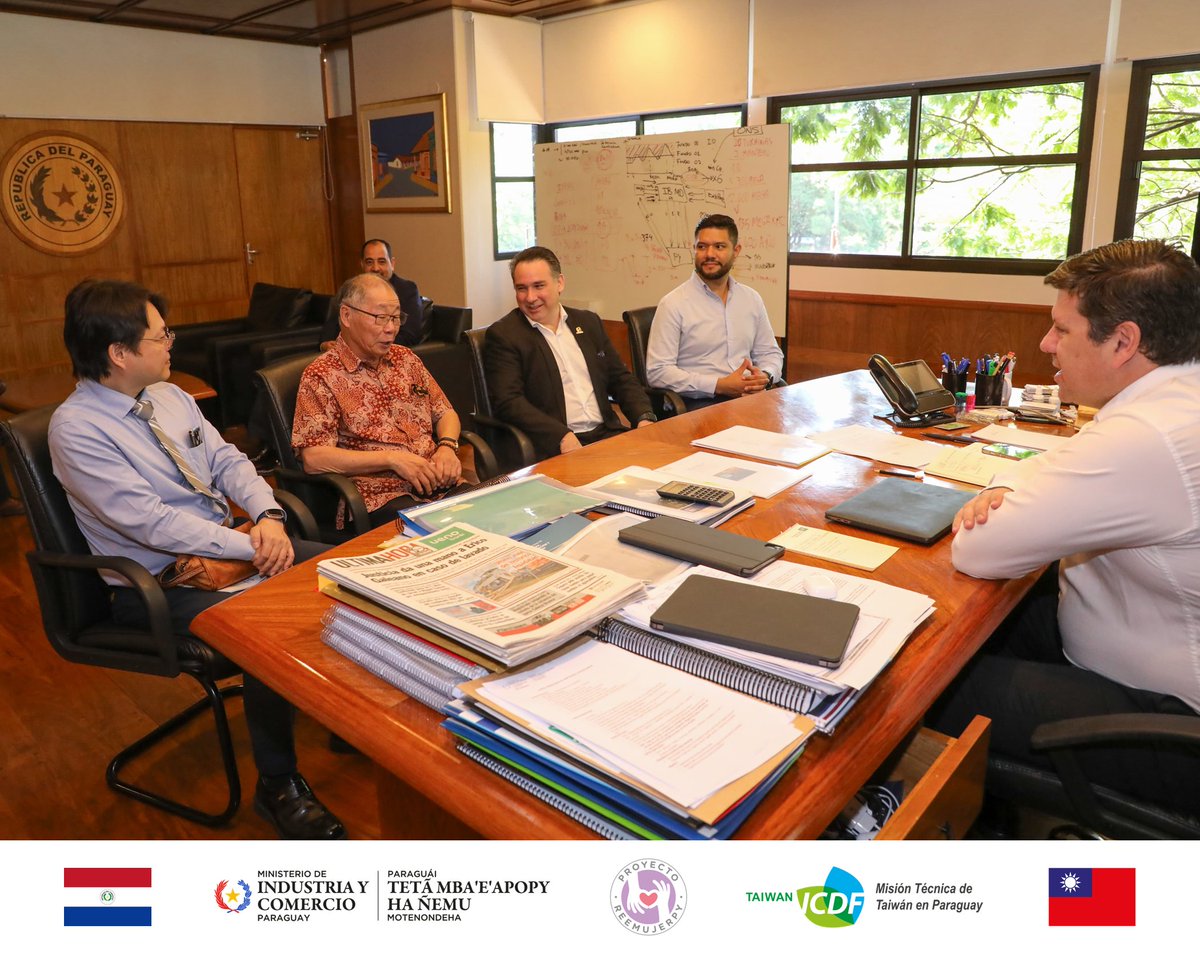 reemujerpy's tweet photo. Gracias al @MIC_PY, por su visión y trabajo para el desarrollo de este proyecto con éxito 🌐👩🏻‍💼 Estamos más que contentos por los resultados alcanzados y agradecidos por tener un aliado tan comprometido con el fomento de la cultura emprendedora en el Paraguay 🇵🇾🤝🏼🇹🇼 https://t.co/HLb2yerhEF