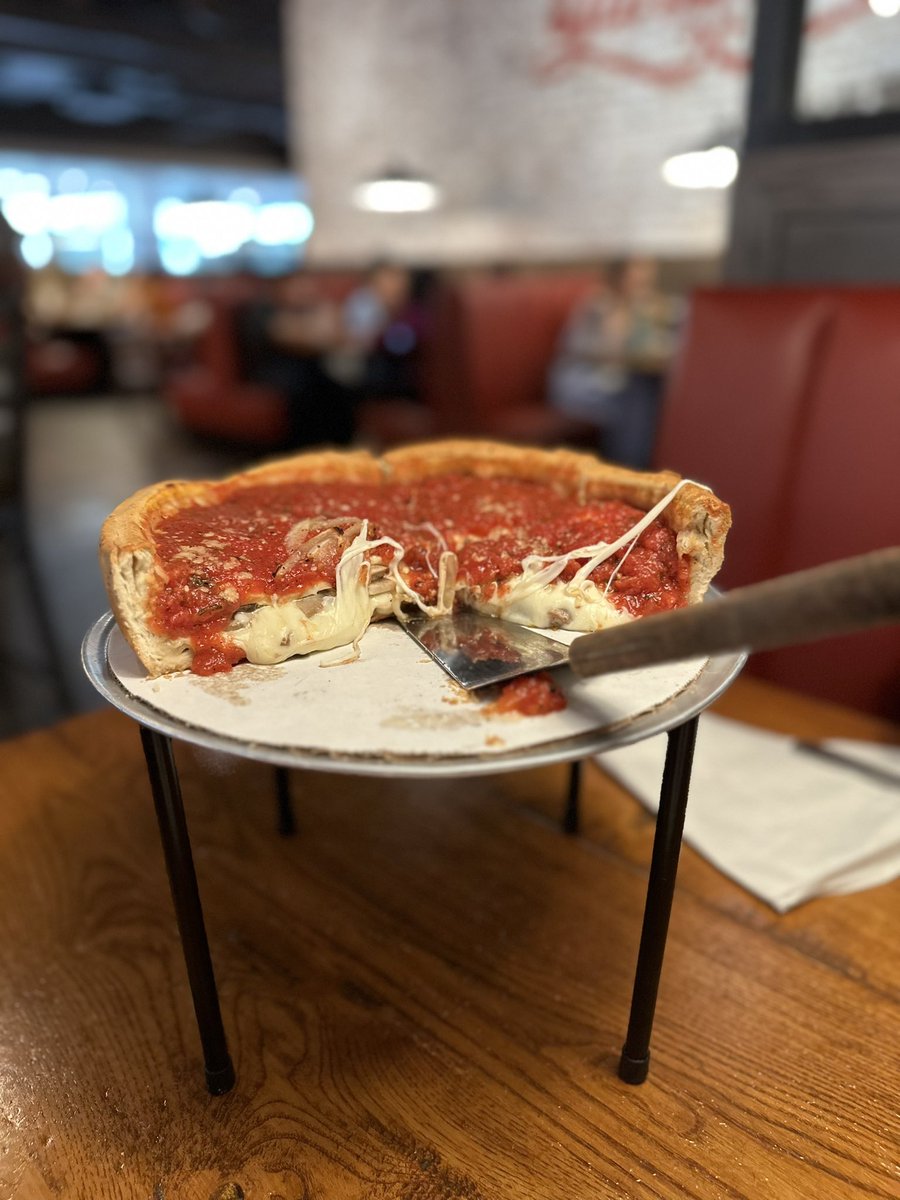 @Expedia A5. Omg definitely Chicago deep dish pizza!!! Our first trip to Chicago. It was great!! #ExpediaChat #Sweepstakes