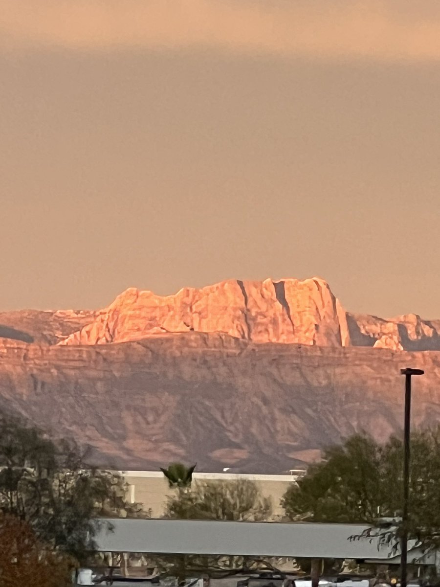 elguerolanchero's tweet photo. #colors #sunset #sunrise #vegas #weatherrelated the views here from Las Vegas this Wednesday morning https://t.co/GFkrWhv77U