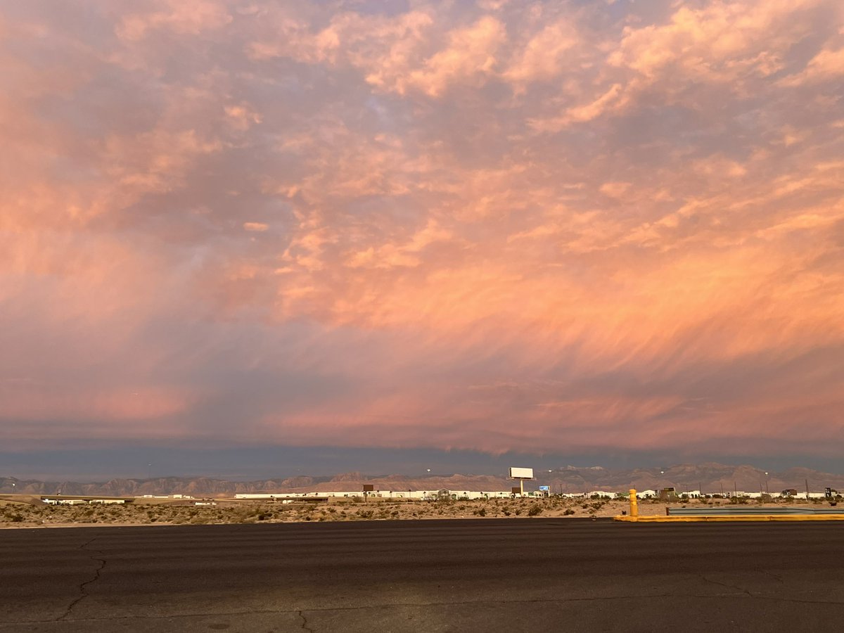 elguerolanchero's tweet photo. #colors #sunset #sunrise #vegas #weatherrelated the views here from Las Vegas this Wednesday morning https://t.co/GFkrWhv77U